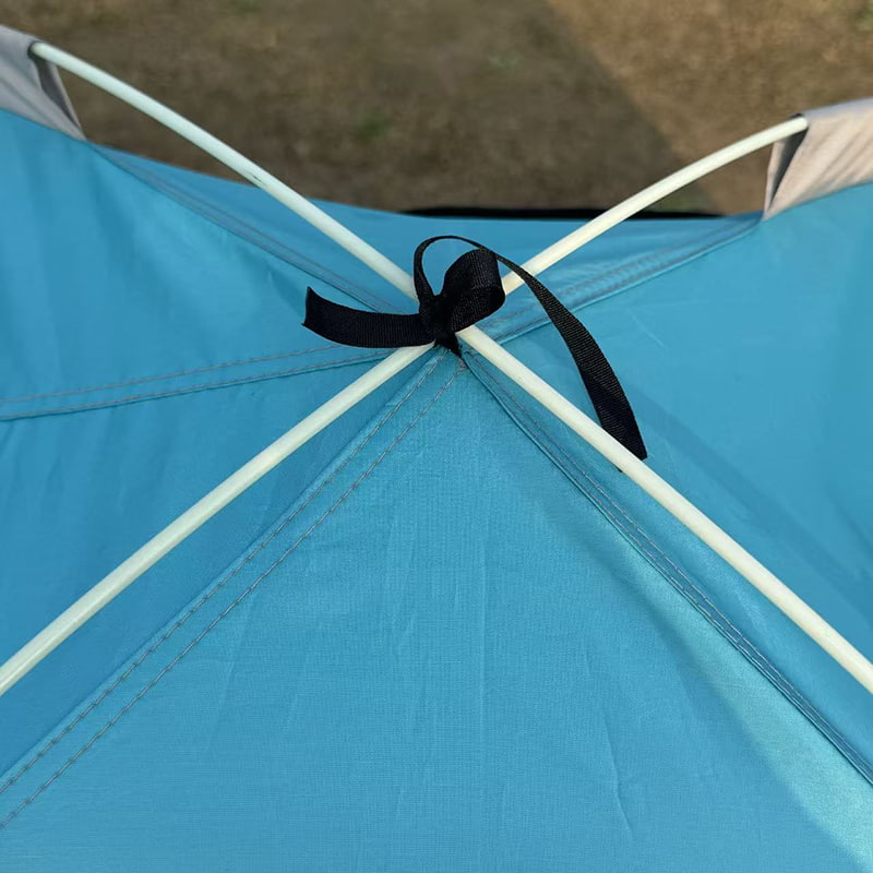 Tienda de campaña al aire libre con cama para camioneta