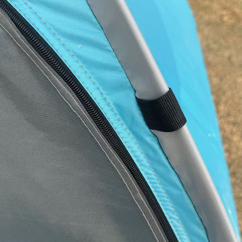 Tienda de campaña al aire libre con cama para camioneta