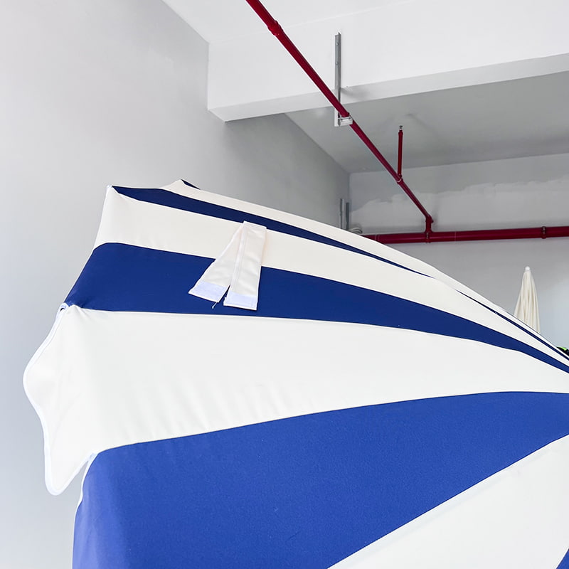 Paraguas pagoda de patchwork azul y blanco de 2,5 m